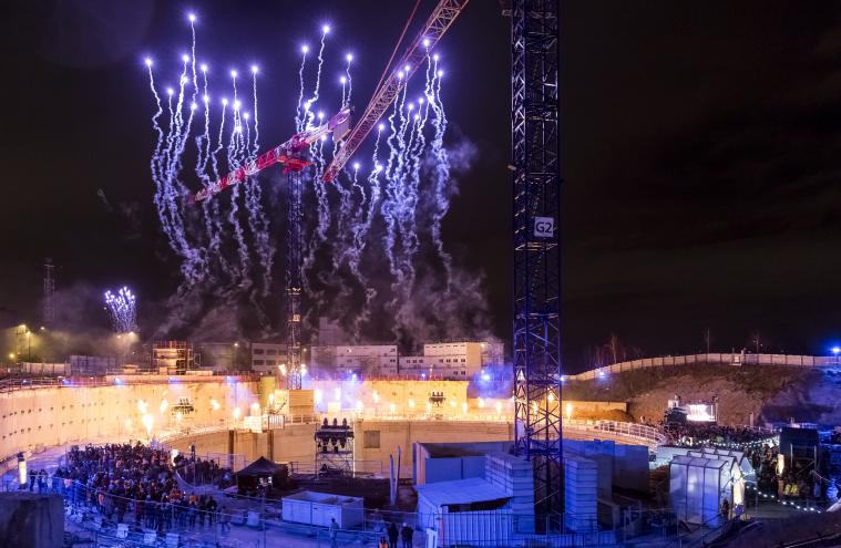 Feu d’artifice tiré autour du puits central du chantier de Villejuif IGR pendant le KM8