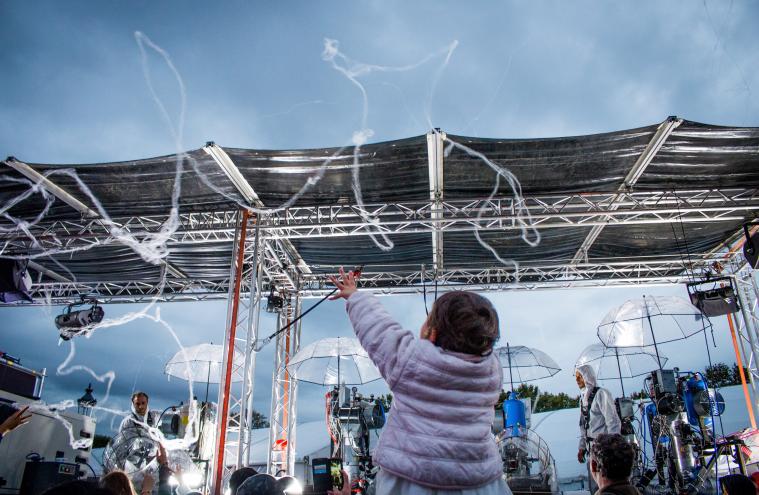 Un enfant tente d’attraper des filaments de sucre devant l’œuvre d’art nomade « Sucre Cristal n°3 » de l’artiste Vivien Roubaud présentée lors de la Nuit Blanche 2019 à Paris