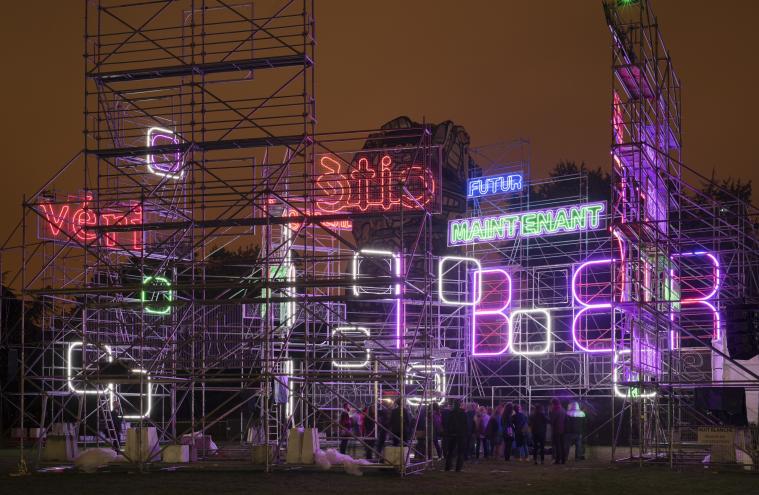Public devant l’œuvre « Paysage vu à travers un point d’observation » composée de néons lumineux de l’artiste Tobias Rehberger, présentée dans le cadre de la Nuit Blanche 2016