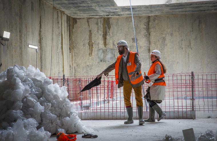 Quatre comédiens sous le puits d’un chantier du Grand Paris Express dans le cadre du spectacle théâtralisé « Visite insolite de chantier » par la Compagnie Méliadès dans le chantier de l’entonnement Salengro à Champigny-sur-Marne en 2021