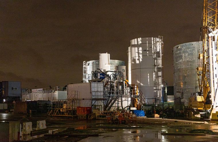 Mise en lumière du chantier de Clichy-Montfermeil de nuit dans le cadre du projet de Théodora Barat pour la nuit blanche, vue du sol