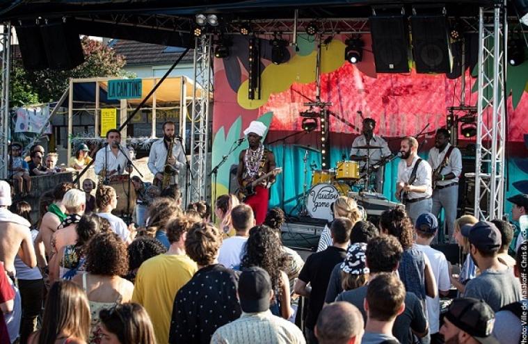 Groupe de musique se produisant sur scène dans le cadre du festival Beat and Beer