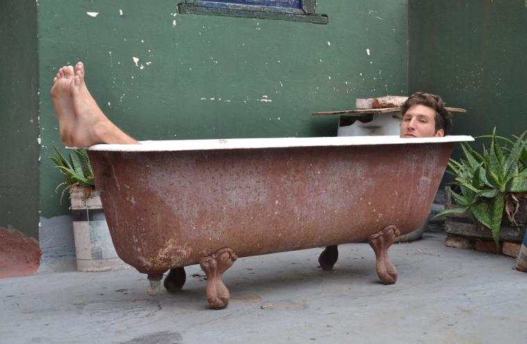 Homme dans une baignoire