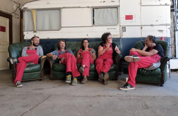 équipe KMK assise sur un canapé devant une caravane