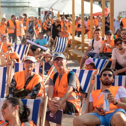 public assit sur des transats
