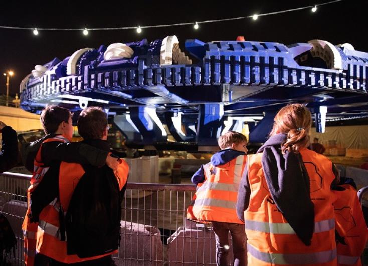 jeune public autour de la roue de coupe du tunnelier lors du KM7