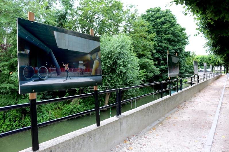 Panneaux photographiques accrochés le long de la Marne à Champigny