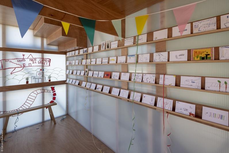Intérieur du belvédère « le pavillon des points de vue », avec des cartes accrochées au mur et des drapeaux au plafond