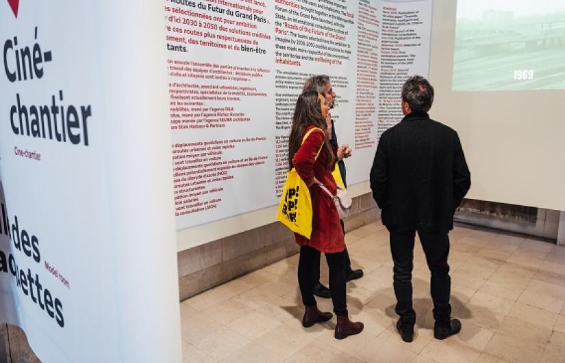 Le public découvre les maquettes de l’exposition du pavillon « Horizon 2030 » dans le cadre de la biennale d’architecture et de paysage de Versailles