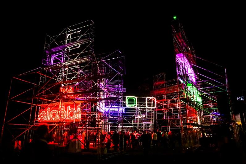 Public devant l’œuvre « Paysage vu à travers un point d’observation » composée de néons lumineux de l’artiste Tobias Rehberger, présentée dans le cadre de la Nuit Blanche 2016