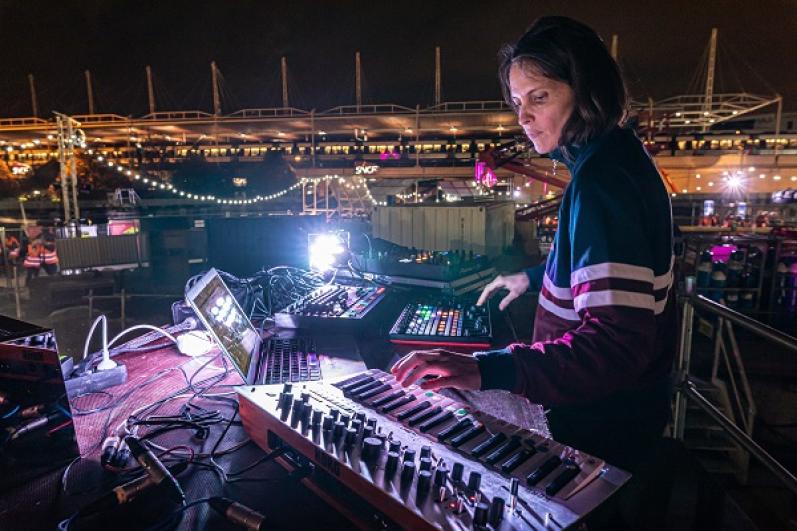 La DJ Chloé mixe sur le chantier du puits Mandela à Saint-Denis dans le cadre du KM7