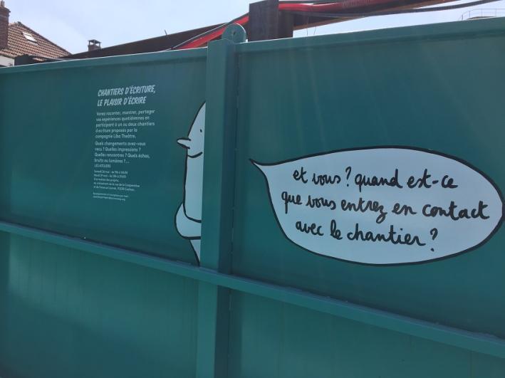 Passerelle bleue sur laquelle est inscrit dans une bulle « Et vous ? Quand est-ce que vous entrez en contact avec le chantier ?