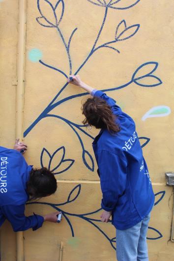 Fresque sur la façade d’une maison dans l’esprit d’une bande dessinée, avec des couleurs vert, bleu, blanc et jaune, à Clamart dans le cadre du chantier partagé « Détours » mené par les collectifs Beat and Beer et Crème Fraîche