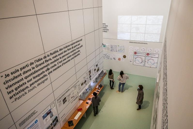 Espace de présentation de maquettes, visuels et frises chronologiques dans le cadre de l’exposition « L’Atelier des designers » par Ruedi Baur et Patrick Jouin à la Fabrique du Métro