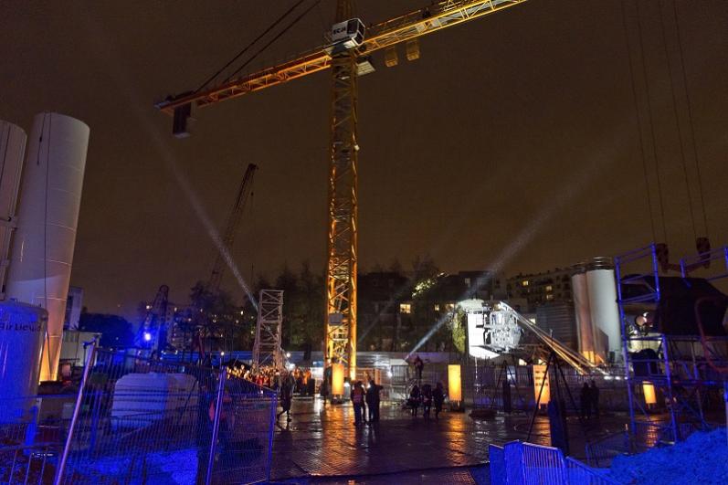 Eclairage de la grue de nuit sur le chantier du puits Robespierre à Bagneux