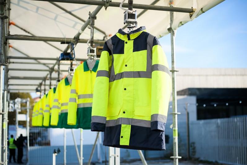 Zoom sur une série de vestes jaunes de chantier suspendues