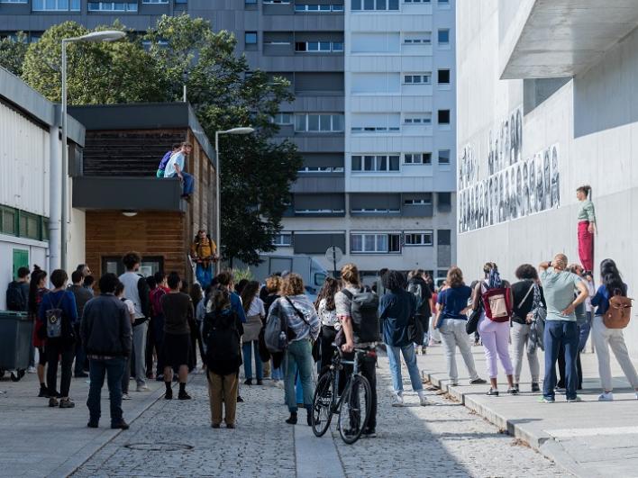Un public nombreux au pied d’immeubles d’habitation suivent le spectacle en déambulation « Impact d’une course » de la Compagnie La Horde à Bagneux en 2021