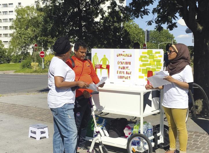 Trois personnes autour d’un stand en espace public dans le cadre du chantier du partagé « Agrafmobile » par Malte Martin à La Courneuve en 2018