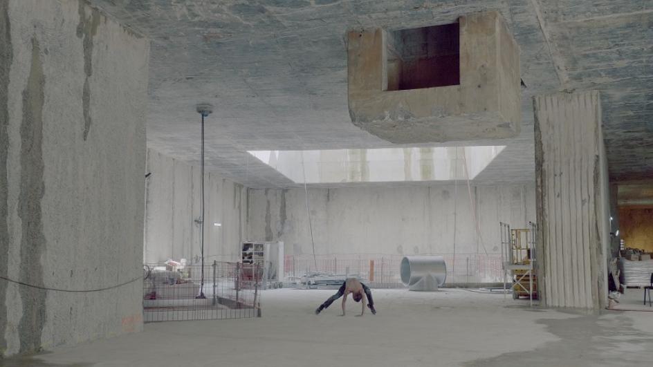 Le danseur Benjamin Bertrand torse, en performance dans le chantier de l’ouvrage Salengro à Champigny