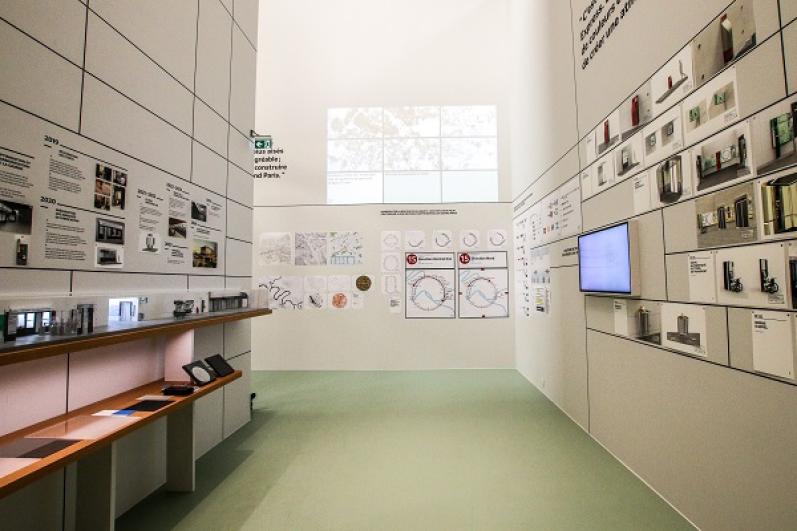 Espace de présentation de maquettes, visuels et frises chronologiques dans le cadre de l’exposition « L’Atelier des designers » par Ruedi Baur et Patrick Jouin à la Fabrique du Métro