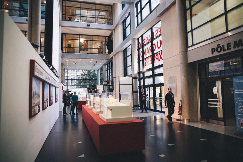 Espace d’exposition « Les passagers du Grand Paris Express » avec des maquettes des gares