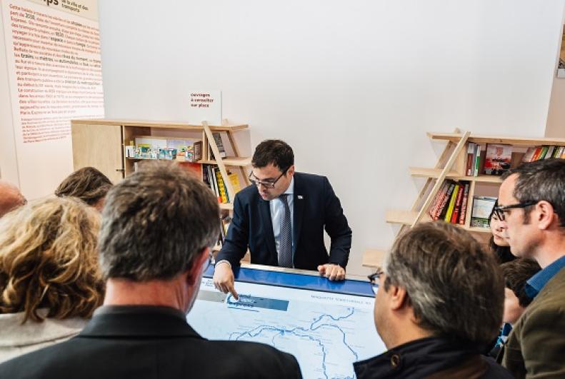 Le public découvre les maquettes de l’exposition du pavillon « Horizon 2030 » dans le cadre de la biennale d’architecture et de paysage de Versailles
