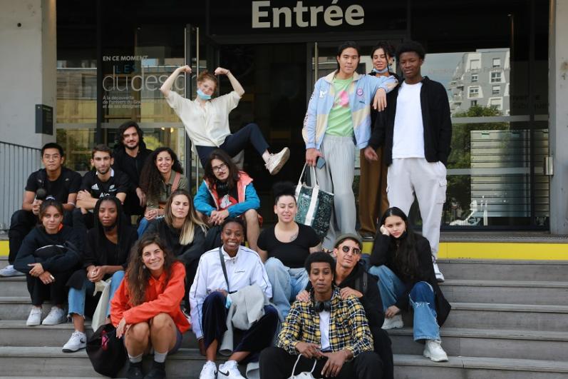 : L’ensemble de l’équipe de tournage et les acteurs sur le parvis de la Fabrique du Métro à Saint-Ouen