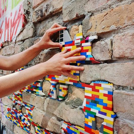 Briques de légo sur un mur qui constituent le module « Dispatchwork » de l’artiste Jan Vormann