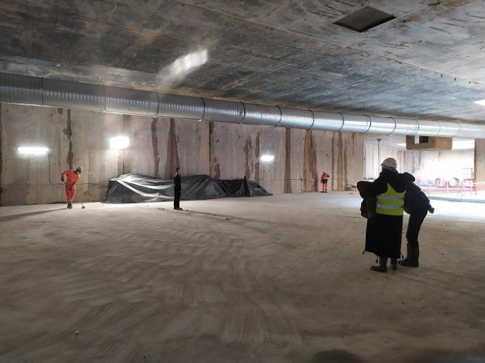 Le danseur Benjamin Bertrand torse nu en position allongée, en performance dans le chantier de l’ouvrage Salengro à Champigny