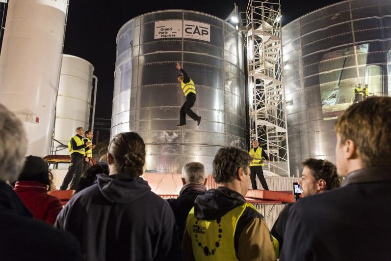 Performance d’acrobates sur des cuves du chantier dans le cadre du KM3 à Champigny