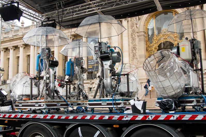Le dispositif technique de l’œuvre « Sucre Cristal n°3 » de l’artiste Vivien Roubaud présentée lors de la FIAC 2019 à Paris, composé de machines et parapluies transparents sur la plateforme d’un camion