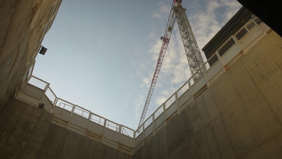 Vue en contre-plongée du puits de l’ouvrage Salengro à Champigny