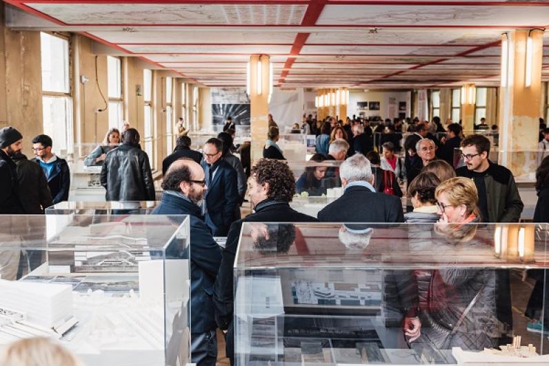 Le public découvre les maquettes de l’exposition du pavillon « Horizon 2030 » dans le cadre de la biennale d’architecture et de paysage de Versailles