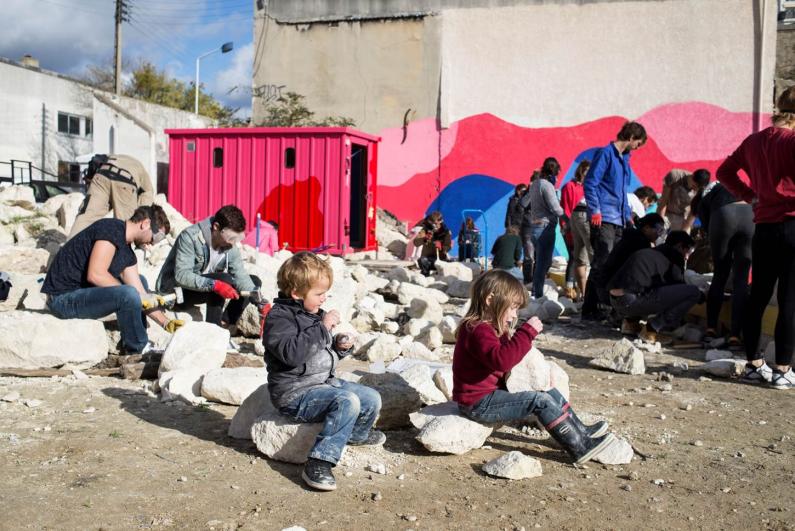 Un groupe de participants aux ateliers du projet Appel d’Air dans la pépinière Vive les Groues à Nanterre
