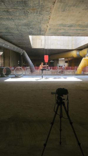 La caméra en pied fixe et le danseur en arrière-plan, sur le chantier de l’ouvrage Salengro à Champigny