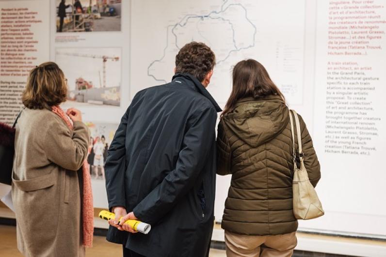 Le public découvre les maquettes de l’exposition du pavillon « Horizon 2030 » dans le cadre de la biennale d’architecture et de paysage de Versailles