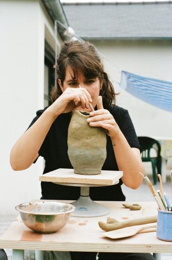 Photographie du façonnage d’un pot en céramique à partir des terres du Grand Paris Express