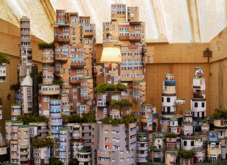 Maquette intitulée « Cité Tube » représentant une ville futuriste, dans le cadre du chantier partage de la Compagnie Le Phun à Sevran