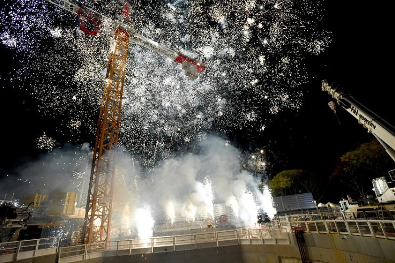 Feu d’artifice autour du puits et de la grue sur le chantier de Massy lors du KM9
