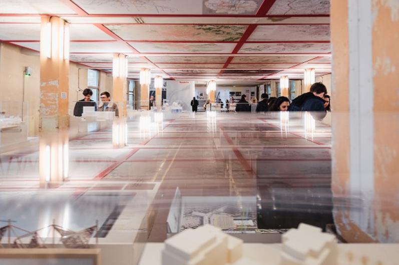 Le public découvre les maquettes de l’exposition du pavillon « Horizon 2030 » dans le cadre de la biennale d’architecture et de paysage de Versailles