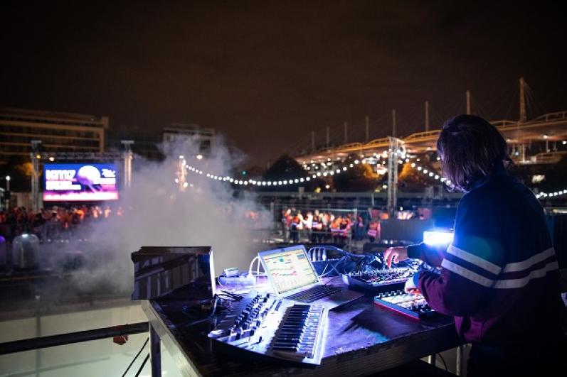 La DJ Chloé mixe sur le chantier du puits Mandela à Saint-Denis dans le cadre du KM7
