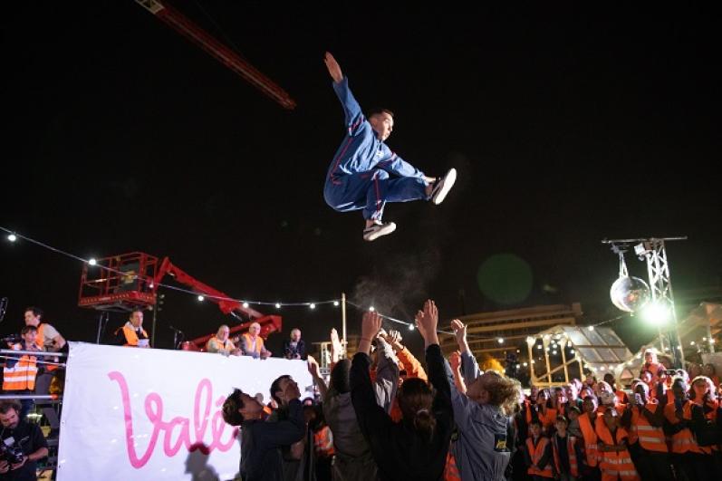 Figure acrobatique de circassiens au milieu du public lors du KM7