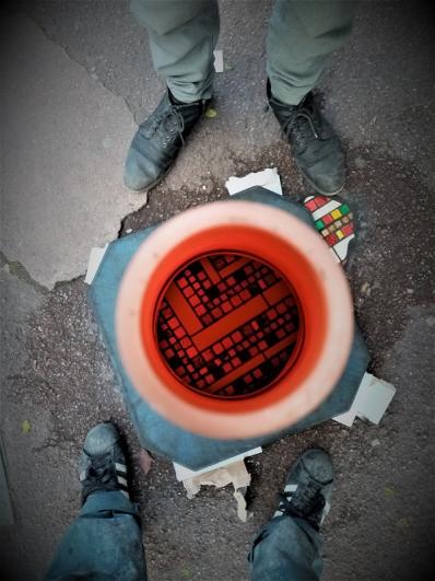 Pose de carreaux sur un trottoir dans le cadre du projet « Flacking » par Ememem à Saint-Maur