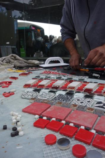 Préparation de carreaux rouges et gris pour la réalisation d’un « flack » dans le cadre du projet « Flacking » par Ememem à Saint-Maur