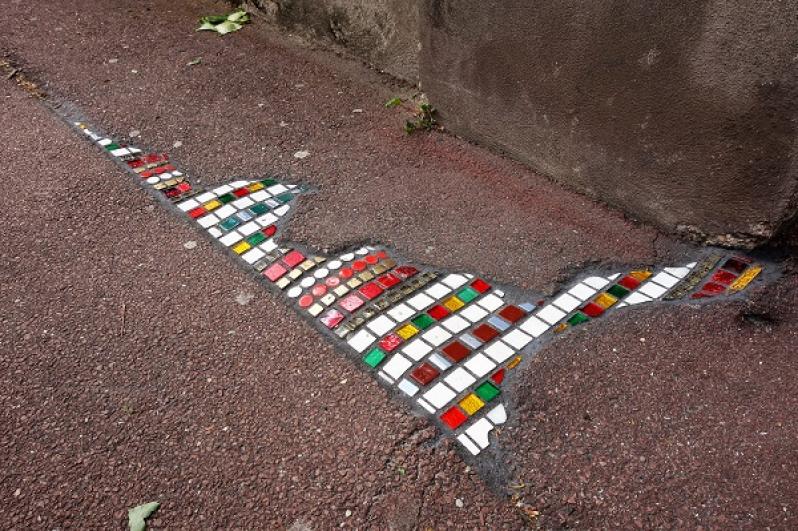 Intervention artistique avec des carreaux sur un trottoir dans le cadre du projet « Flacking » par Ememem à Saint-Maur