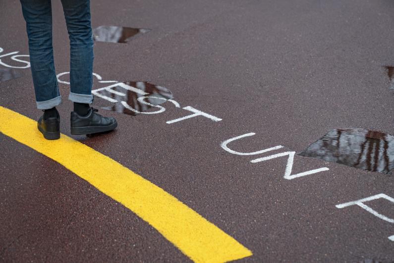 "J'Habite ici, à Saint-Ouen !" Intervention graphique sur le parvis de la Mairie par Eddy Terki