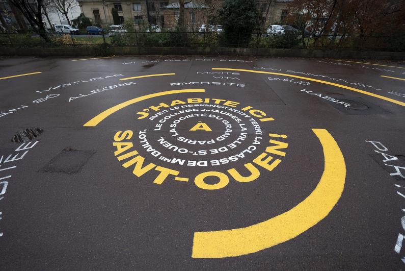 "J'Habite ici, à Saint-Ouen !" Intervention graphique sur le parvis de la Mairie par Eddy Terki