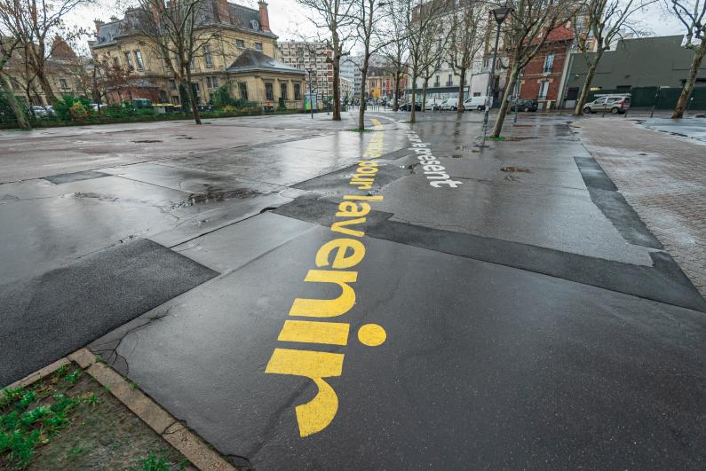 "J'Habite ici, à Saint-Ouen !" Intervention graphique sur le parvis de la Mairie par Eddy Terki