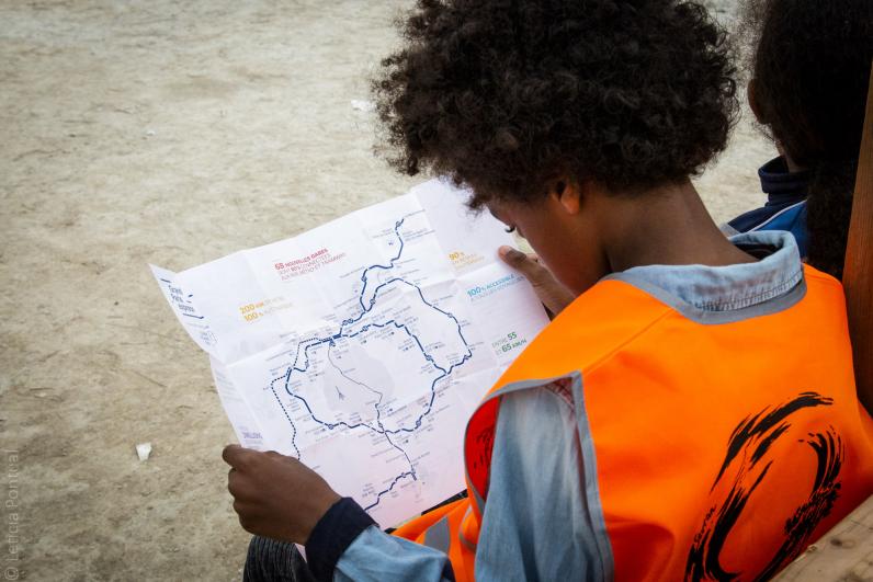Enfant de profil qui regarde la carte du Grand Paris Express