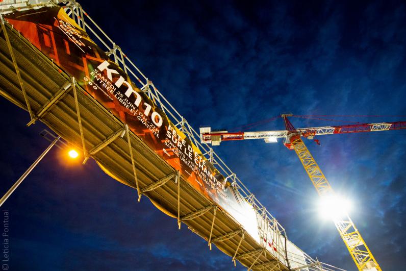 Passerelle chantier décorée de l'affiche KM1O